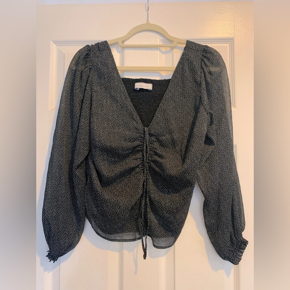 Abercrombie ♠️✨🤍🥂 Black and White Ditsy Print Ruched Long Sleeve Blouse Size M